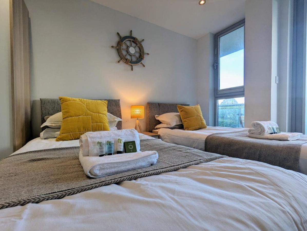 Apartment 100M From Fistral Beach- Underground Parking-Surf Shower & Locker- Sleeps 6 นิวคีย์ ภายนอก รูปภาพ