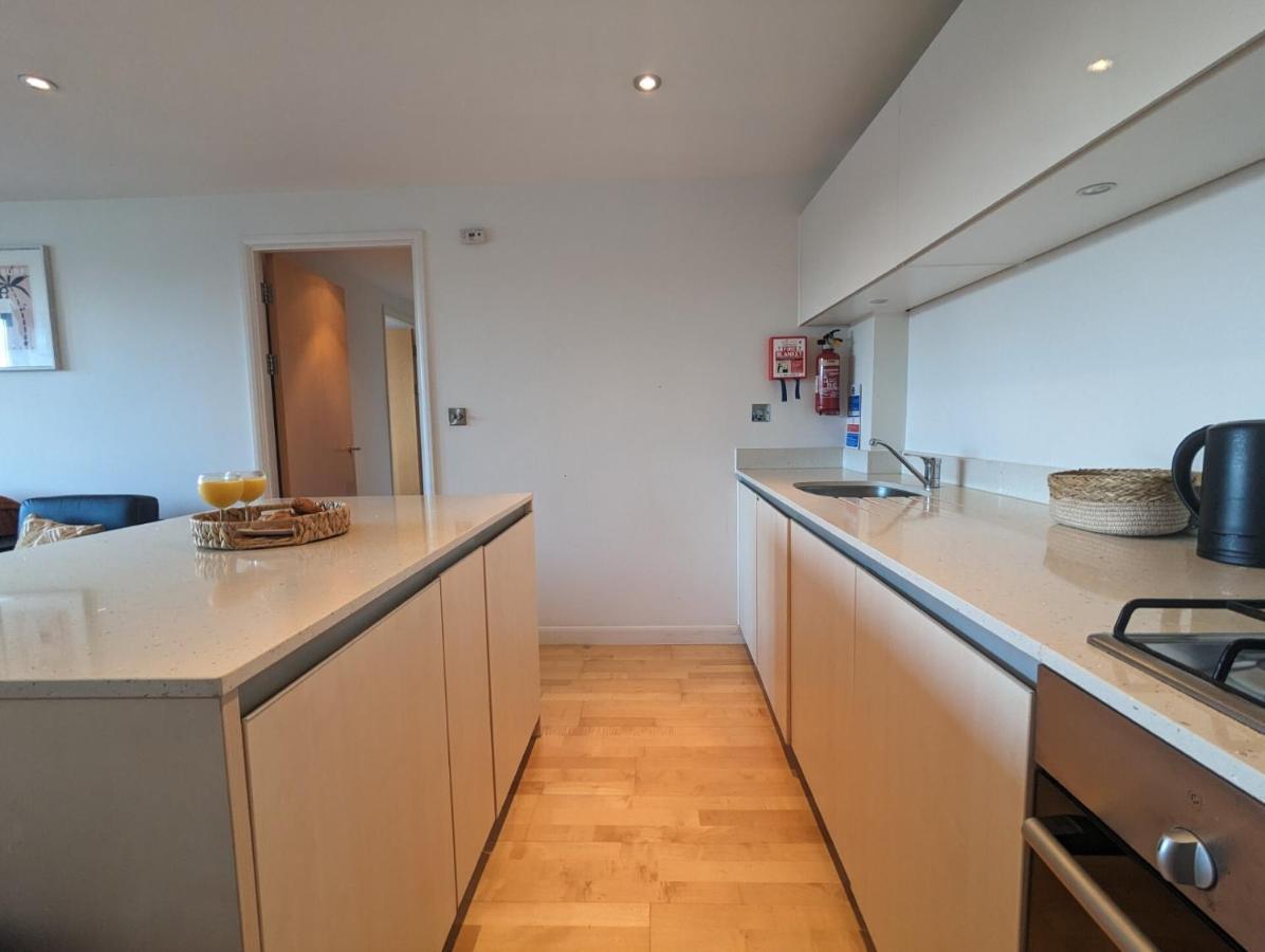 Apartment 100M From Fistral Beach- Underground Parking-Surf Shower & Locker- Sleeps 6 นิวคีย์ ภายนอก รูปภาพ