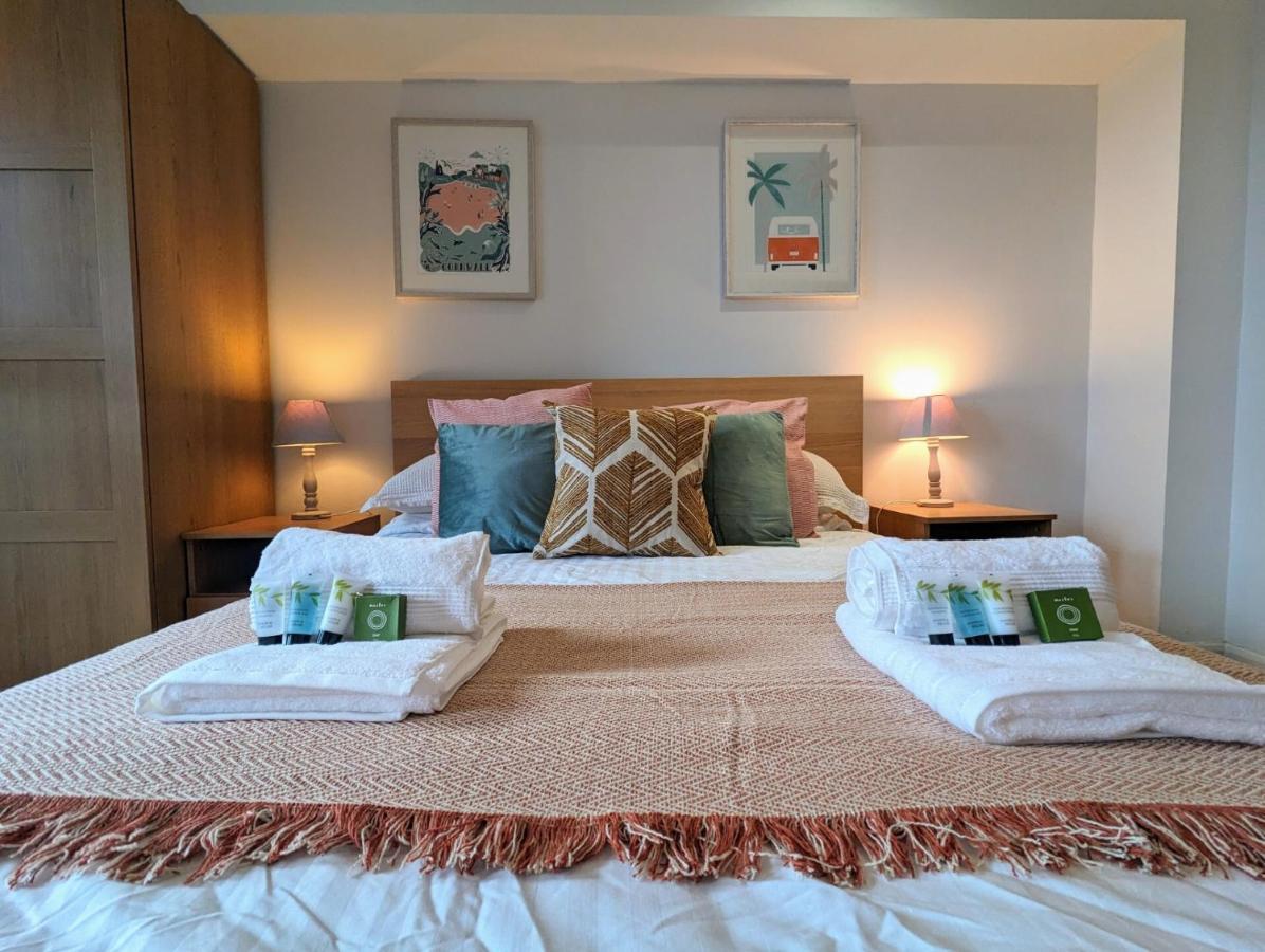 Apartment 100M From Fistral Beach- Underground Parking-Surf Shower & Locker- Sleeps 6 นิวคีย์ ภายนอก รูปภาพ