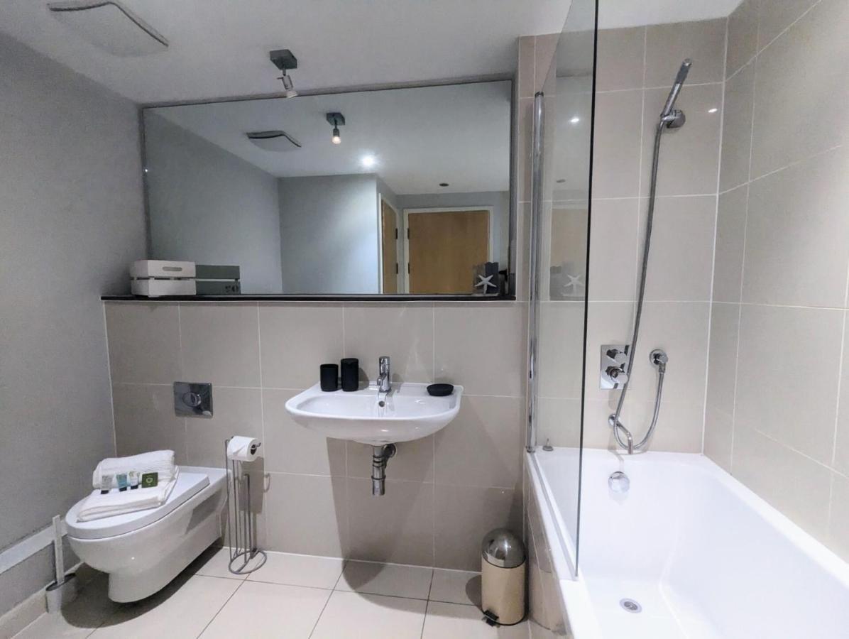 Apartment 100M From Fistral Beach- Underground Parking-Surf Shower & Locker- Sleeps 6 นิวคีย์ ภายนอก รูปภาพ