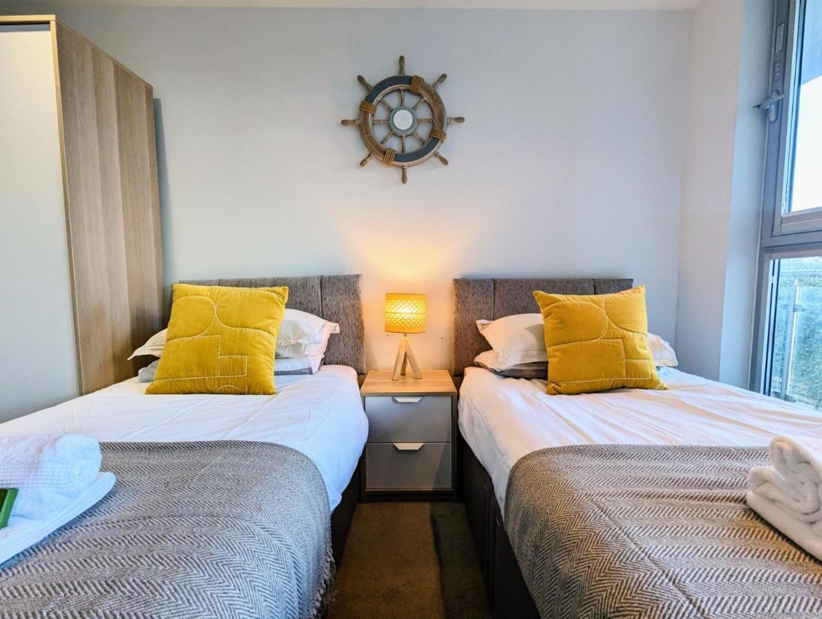 Apartment 100M From Fistral Beach- Underground Parking-Surf Shower & Locker- Sleeps 6 นิวคีย์ ภายนอก รูปภาพ