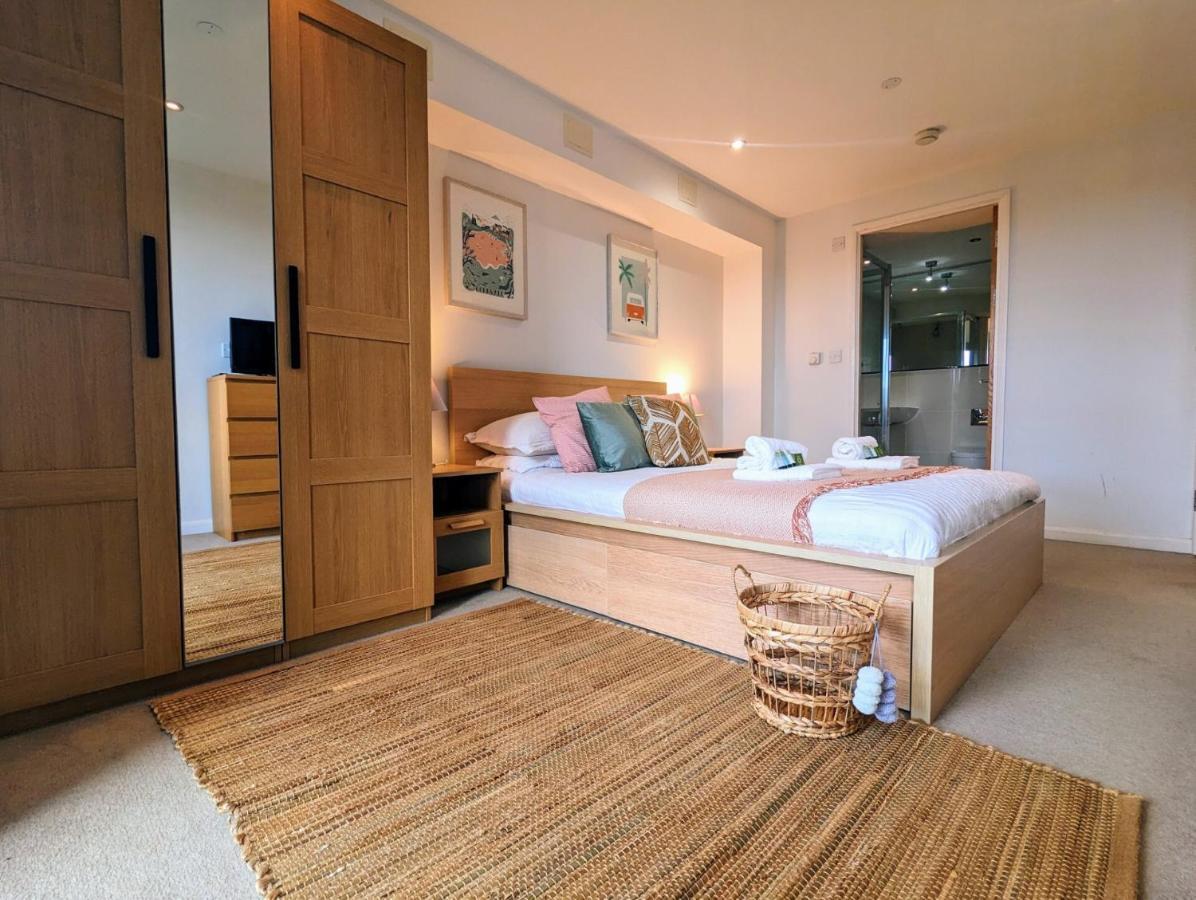 Apartment 100M From Fistral Beach- Underground Parking-Surf Shower & Locker- Sleeps 6 นิวคีย์ ภายนอก รูปภาพ