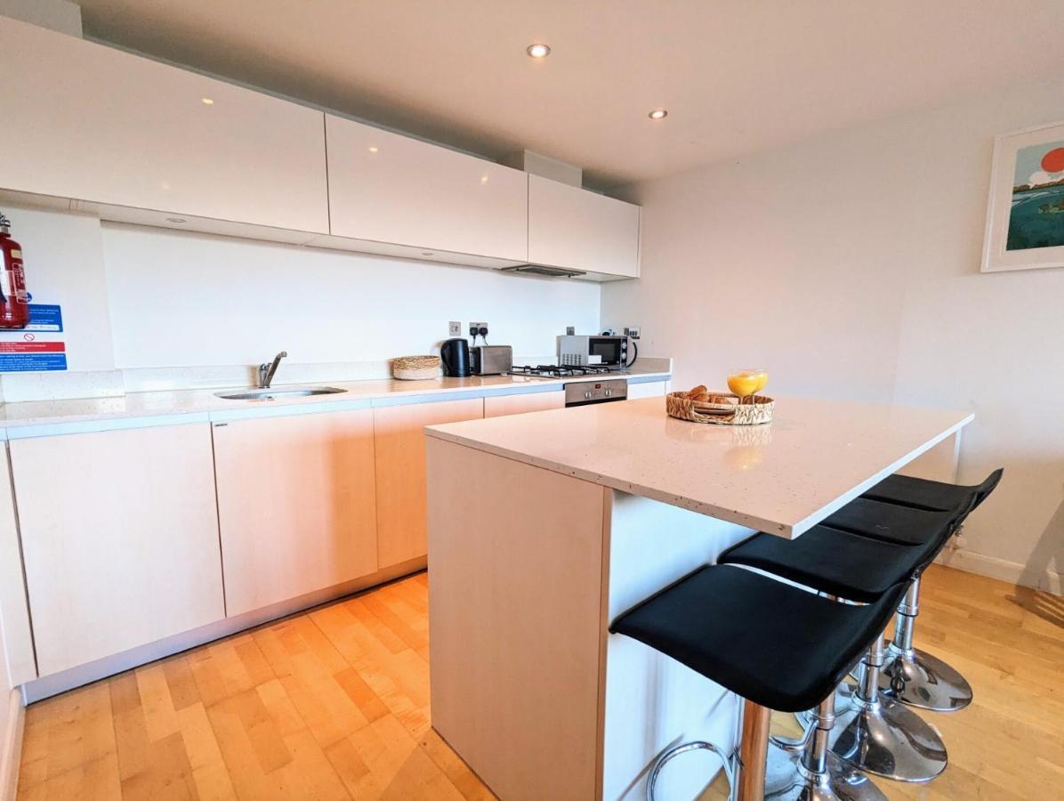 Apartment 100M From Fistral Beach- Underground Parking-Surf Shower & Locker- Sleeps 6 นิวคีย์ ภายนอก รูปภาพ