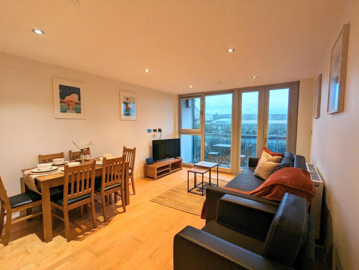Apartment 100M From Fistral Beach- Underground Parking-Surf Shower & Locker- Sleeps 6 นิวคีย์ ภายนอก รูปภาพ